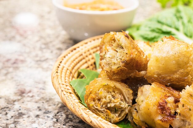 Rollitos de primavera fritos en un restaurante de comida vietnamita