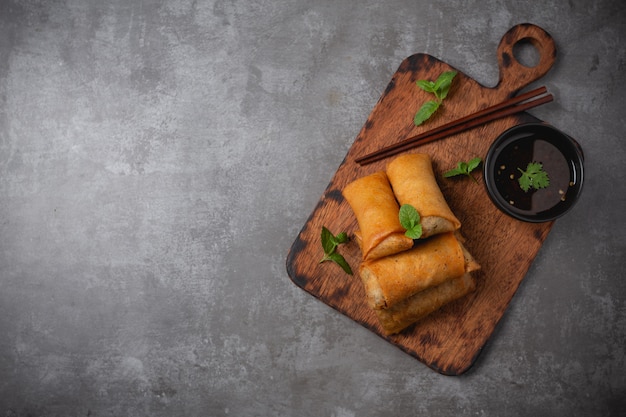 Rollitos de primavera fritos en tabla de cortar.