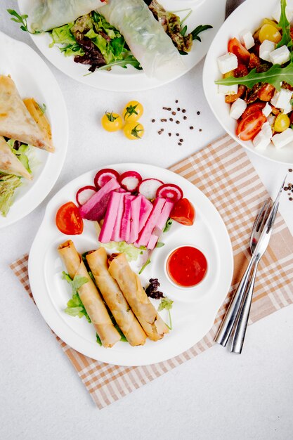 rollitos de primavera fritos con verduras y salsa