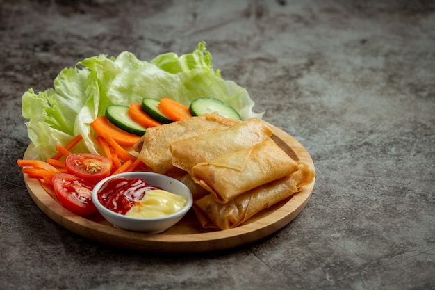 Rollitos de primavera con queso sobre fondo oscuro