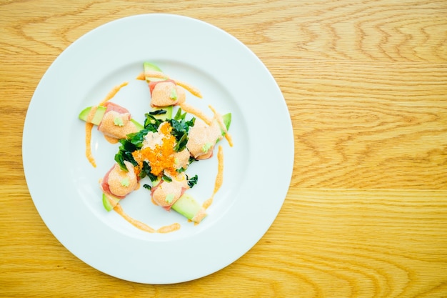 Rollo de atún con ensalada de aguacate