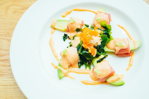 Rollo De Atún Con Ensalada De Aguacate