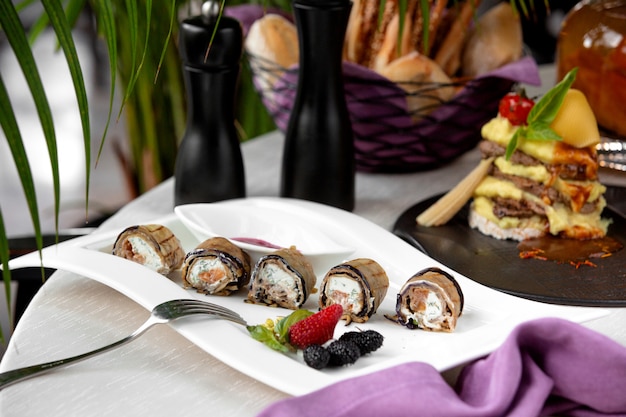 Rollo de berenjenas fritas con relleno de salmón