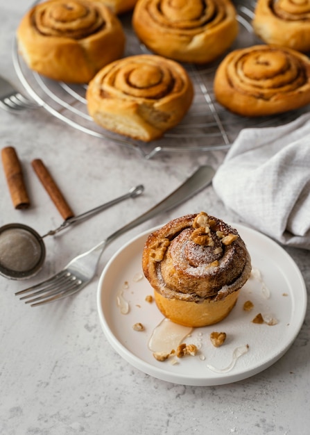 Rollo de canela en ángulo alto con nueces