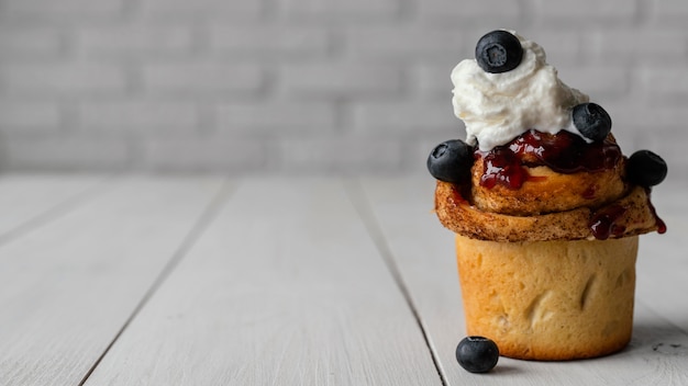 Rollo de canela con nata montada y frutas