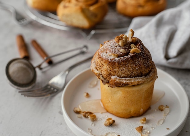 Foto gratuita rollo de canela con nueces alto ángulo