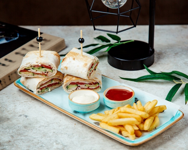 Foto gratuita rollo de carne en pan de pita con papas fritas