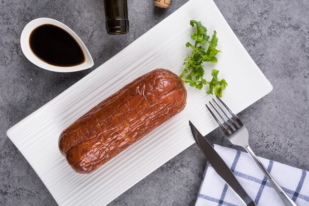 Rollo de carne en un plato