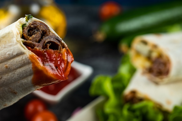 Rollo de carne shaurma, comida callejera árabe
