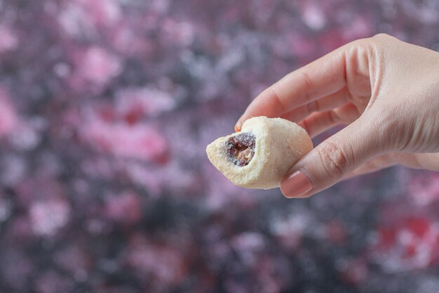 Rollo de galletas con confitura de fresa en su interior.