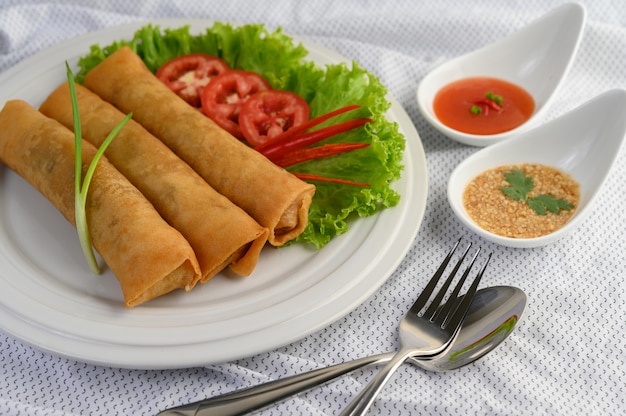 Rollo de huevo o Fried Spring Rolls en la comida tailandesa de la placa blanca. .