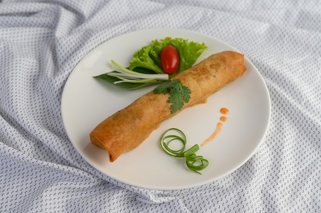 Foto gratuita rollo de huevo o fried spring rolls en la comida tailandesa de la placa blanca. .