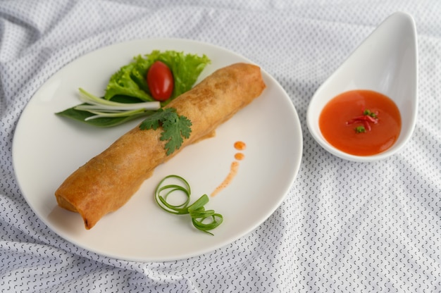 Rollo de huevo o Fried Spring Rolls en la comida tailandesa de la placa blanca. .