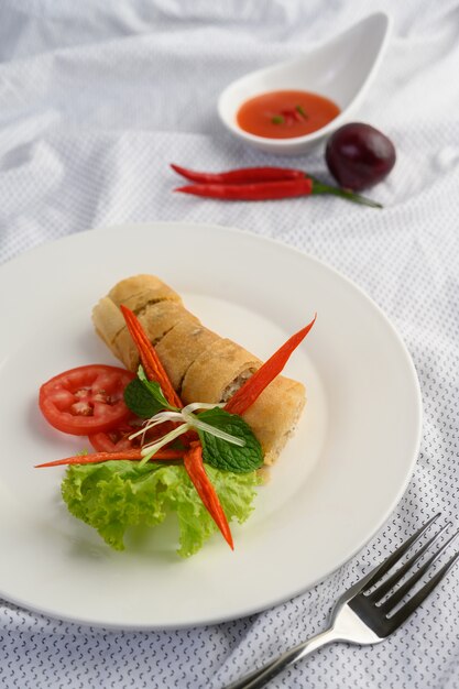 Rollo de huevo o Fried Spring Rolls en la comida tailandesa de la placa blanca. .