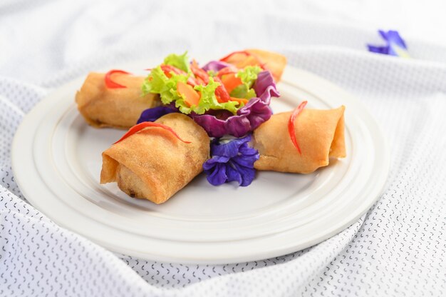 Rollo de huevo o Fried Spring Rolls en la comida tailandesa de la placa blanca. .