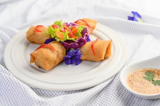 Rollo de huevo o Fried Spring Rolls en la comida tailandesa de la placa blanca. .