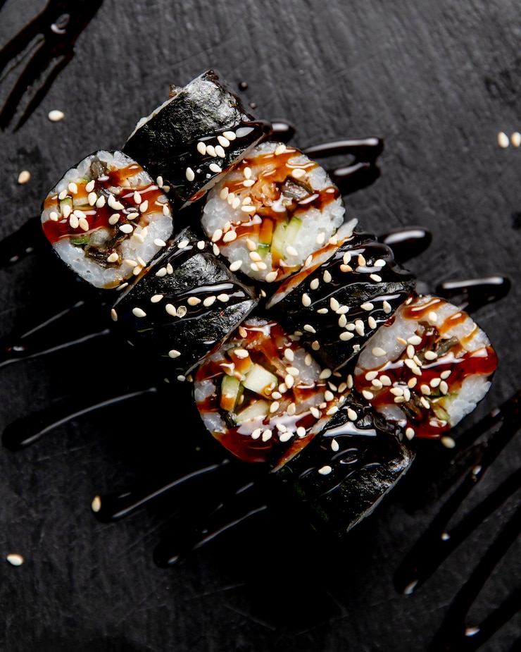 Foto gratuito rollo de maki con pepino servido con salsa y semillas de sésamo