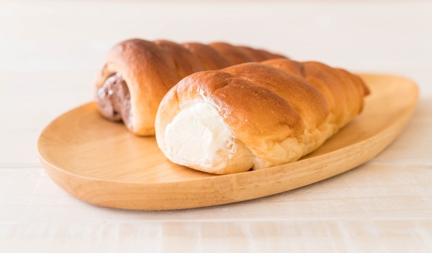 rollo de pan con crema
