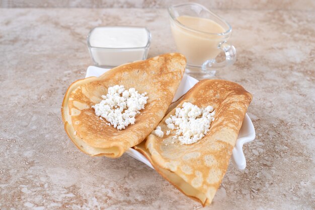 Rollo de panqueques con requesón y leche.