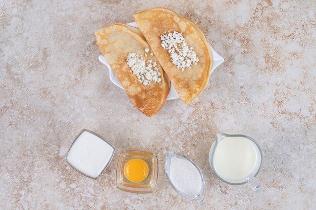 Rollo de panqueques con requesón y leche.