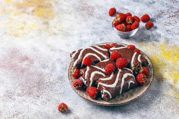 Rollo de pastel de chocolate con mermelada de frambuesa y crema de mantequilla.