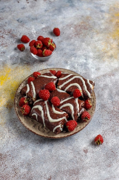 Rollo de pastel de chocolate con mermelada de frambuesa y crema de mantequilla.