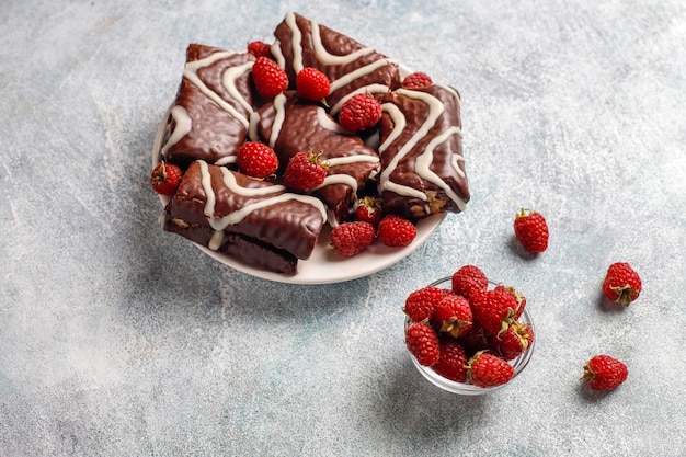 Rollo de pastel de chocolate con mermelada de frambuesa y crema de mantequilla.