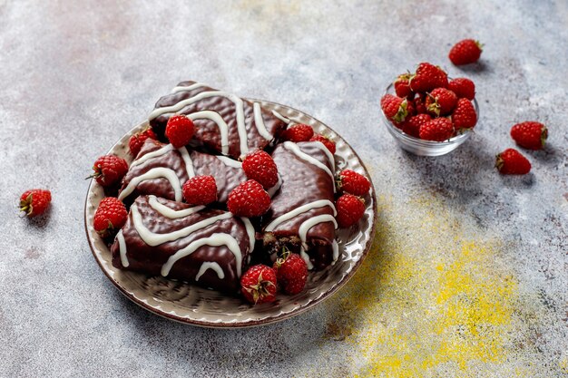 Rollo de pastel de chocolate con mermelada de frambuesa y crema de mantequilla.