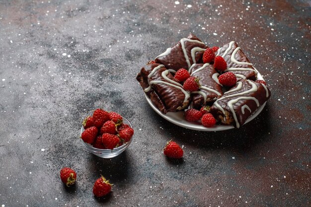 Rollo de pastel de chocolate con mermelada de frambuesa y crema de mantequilla.