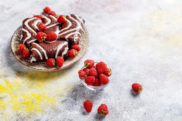 Rollo de pastel de chocolate con mermelada de frambuesa y crema de mantequilla.