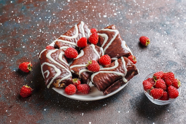 Rollo de pastel de chocolate con mermelada de frambuesa y crema de mantequilla.