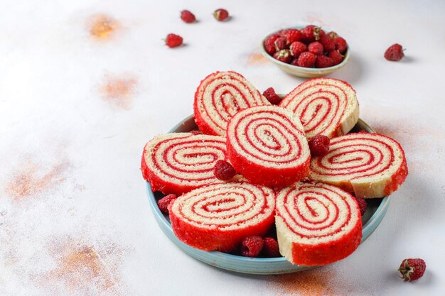 Rollo de pastel de frambuesa delicioso casero.