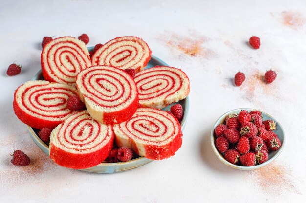 Rollo de pastel de frambuesa delicioso casero.