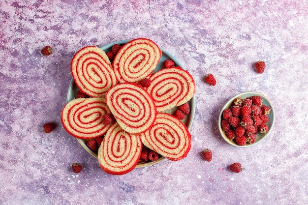 Rollo de pastel de frambuesa delicioso casero.