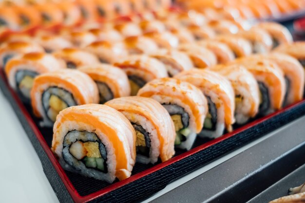 rollo de salmón sushi