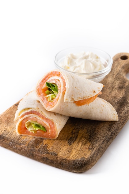 Foto gratuita rollo de sándwich de envoltura de salmón con queso y verduras aislado sobre fondo blanco