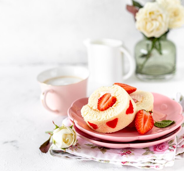 Rollo suizo festivo casero con fresas y crema Enfoque selectivo