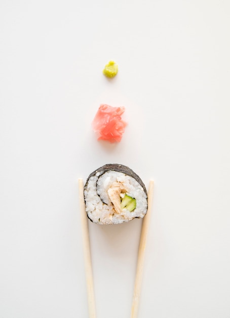 Rollo de sushi alineado con especias