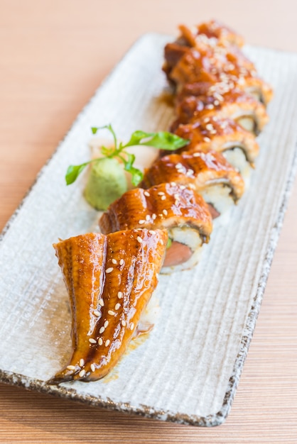 rollo de sushi de anguila