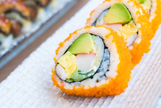 Rollo de sushi de california