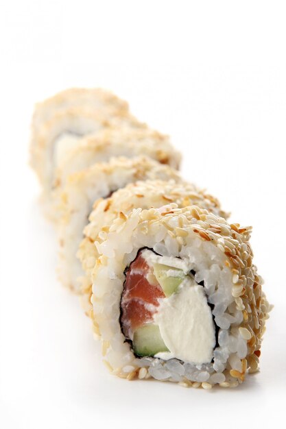 Un rollo de sushi fresco y sabroso.