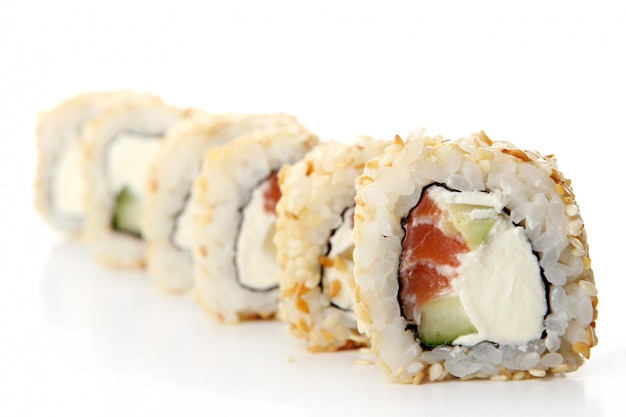 Un rollo de sushi fresco y sabroso.