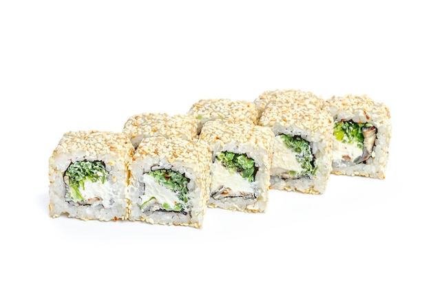 Rollo de sushi con ingredientes frescos aislado sobre fondo blanco.