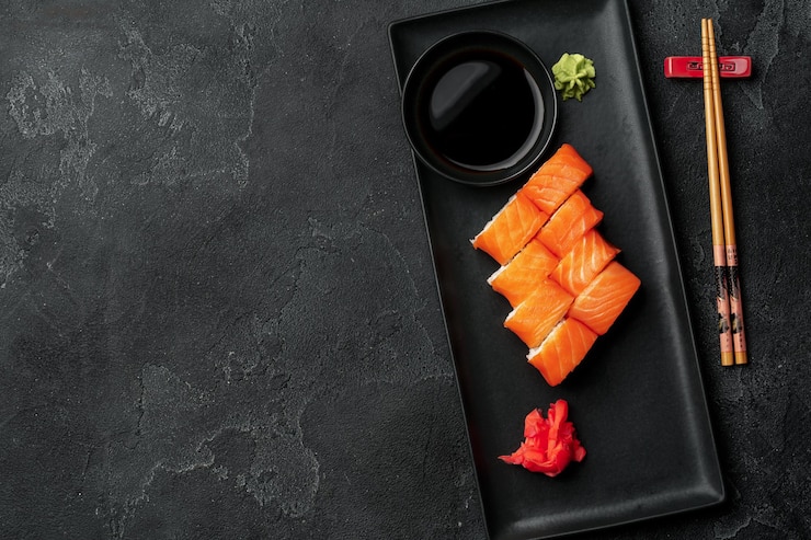Foto gratuito rollo de sushi philadelphia fresco servido en placa negra