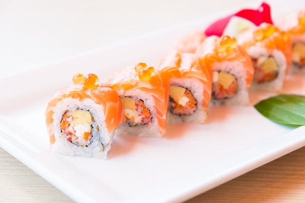 Rollo de sushi de salmón punto de enfoque selectivo