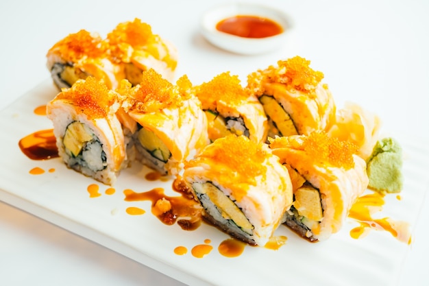 Rollo de sushi de salmón