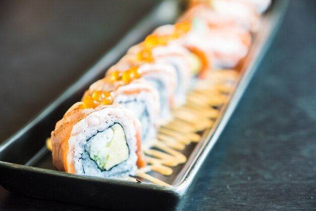 Rollo de sushi de salmón