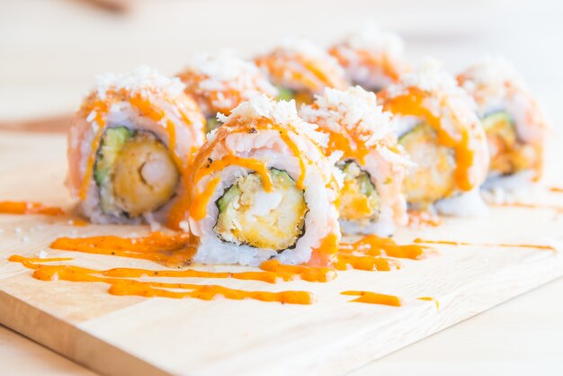 Rollo de sushi de salmón