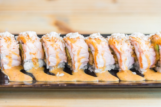 Foto gratuita rollo de sushi de salmón