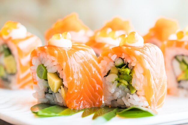 Rollo de sushi de salmón